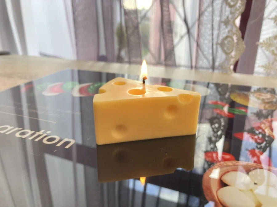 Vela decorativa em forma de queijo — 4